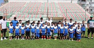 Futbol Yaz Okulu'nda Formalar Başkan Türkyılmaz'dan