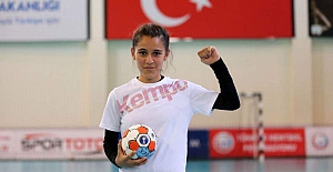 'Sen kızsın oynayamazsın dediler' sözleri paylaşılan 13 yaşındaki hentbolcu Merve Akpınar'a destek yağdı