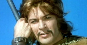 Türk sinemasının devlerinden Kartal Tibet 83 yaşında hayatını kaybetti