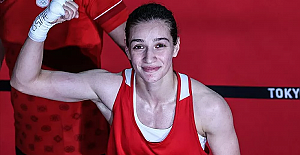 Boksta kadınlar 51 kiloda yarı finale çıkan Buse Naz Çakıroğlu, olimpiyat madalyasını garantiledi