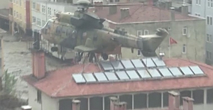 Kastamonu'daki selde çatılara çıkan vatandaşları TSK helikopterle kurtardı