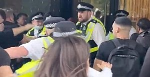 Londra'da olağanüstü görüntüler: Aşı karşıtları BBC binasını bastı!