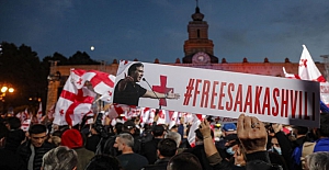 Gürcistan'da binlerce kişiden, eski Cumhurbaşkanı Saakaşvili'nin serbest bırakılması için protesto!