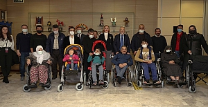 Nilüfer'de tekerlekli sandalyeler yeni yıl hediyesi oldu