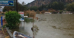 Ortaca'da aşırı yağışta su kanalı 1,5 metre yükseldi, restoranları su bastı