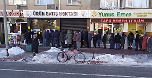 Konya’da ucuz yağ kuyruğu: "10 liralık indirim için saatlerdir bekliyoruz"