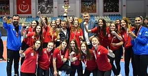 Nilüferli şampiyonlar kupalarını aldı