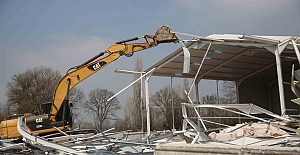 Tarım alanı üzerindeki kaçak yapılar bir bir yıkılıyor