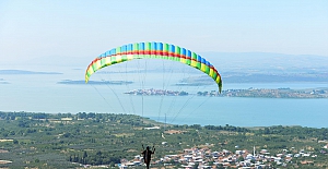 Kostümlerini giyip gökyüzünde uçtular