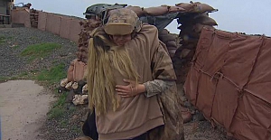 Nöbet tutan askere ailesinden bayram sürprizi