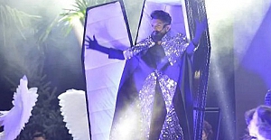 5 bin Bursalı seyirci karşısında sahneye tabutla çıktı