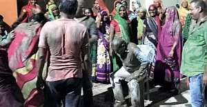 Hindistan'da "yağmur tanrısı için" belediye başkanını çamura buladılar