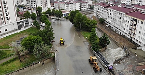 İstanbul'da 797 su baskını ihbarı yapıldı: Vali Yerlikaya saat vererek İstanbulluları sağanak yağışa karşı uyardı