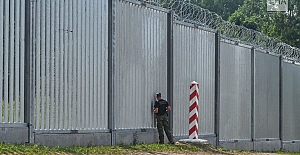 Polonya, Belarus’tan gelen göçmen akınına karşı inşa ettiği çelik duvarı tamamladı