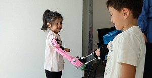 Robot eller çocukların yüzünü güldürdü