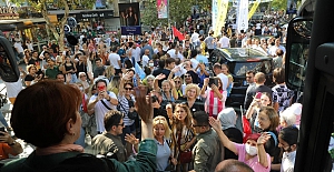 Meral Akşener'e Kadıköy'de Fenerbahçe forması hediye edildi