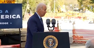 Joe Biden sahneden inmeden önce boşlukla konuştu