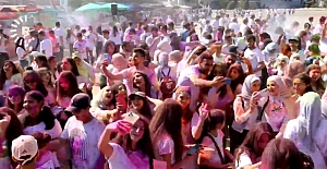 Suriye'de hayat normale döndü: Şamlılar renk festivalinde eğlendiler
