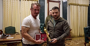 Ünlü ABD'li yönetmen Sean Penn, Oscar ödülünü Zelenskıy'e verdi