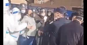 Urumçi’deki yangın sonrası başlayan "karantinaya hayır" protestoları çığ gibi büyüyor!