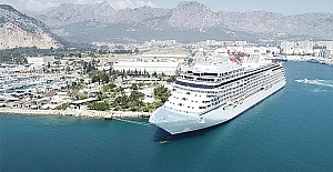 Antalya Limanı'na kruvaziyerlerle 30 bin turist geldi