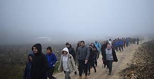 Sisli havada doğa yürüyüşü