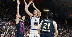 Anadolu Efes, Barcelona'yı  deplasmanda devirdi!