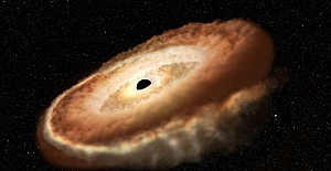 NASA'nın Hubble Uzay Teleskobu bir karadeliğin "donut" şekline getirdiği yıldızı yuttuğu anları kaydetti