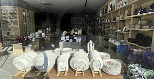 Asrın felaketinde ürünleri sağlam kalan züccaciye mağazasından yeni görüntü! Deprem anı kamerada..