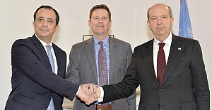 Kuzey Kıbrıs Cumhurbaşkanı Tatar, Rum lider Hristodulidis ile ara bölgede bir araya geldi