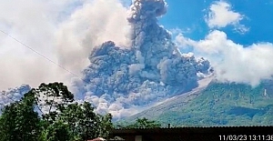 Reuters: Endonezya'nın Merapi yanardağı patladı