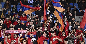 Ermeni taraftarlardan İstiklal Marşı'na saygısızlık