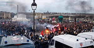 Fransa'da tartışmalı emeklilik yasası: Hükümet meclisi baypas kararı aldı, binlerce kişi sokaklara çıktı