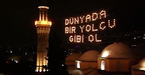Bursa Ulu Camii'de asılı Ramazan mahyası değiştirildi: "Dünyada bir yolcu gibi ol"