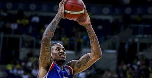 Anadolu Efes, Fenerbahçe Beko karşısında seriyi eşitledi