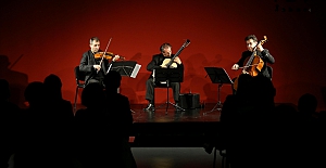 Keman ve çellonun gitarla muhteşem buluşması