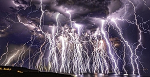 Mudanya'da kaydedilen 100 yıldırımın "ürkütücü" görüntüsü dünya basınında