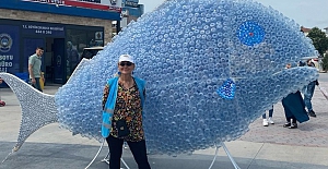 Pet şişelerden balık heykeli yaptı