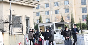 Yurtlardan çıkarılan depremzedeler anlatıyor: 'Hepimiz unutulduk, her şeyin üstü kapandı'