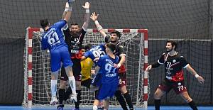 Çekişmeli hentbol maçın galibi Nilüfer Belediyespor