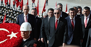 Cumhurbaşkanı Erdoğan ve devlet erkanı Anıtkabir'i ziyaret etti