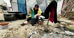 Gazze krizi: Derme çatma, ıslak bir çadırda yaşayan 14 kişilik aile