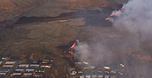 İzlanda'da yanardağ patladı, lavlar tahliye edilen kasabadaki bazı evlere ulaştı