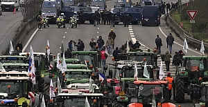 Avrupa'da çiftçilerin protestoları: Yüzlerce traktör otoyolları bloke ederek Paris'e ilerliyor