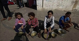 Gazze'de insanlık dramı! Çamurlu su içip çimen yiyorlar!