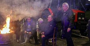 REUTERS: Yunan çiftçiler artan maliyetleri protesto etmek için traktörlerle Atina'ya gidiyor