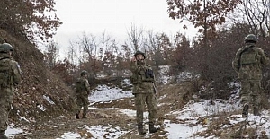 Türk askeri, Kosova-Sırbistan sınırında devriyede