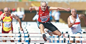 Türkiye rekoru veteran atlet Dr. Murat Kaçar’ın