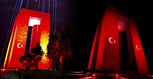 Şehitler Abidesi'ne özel ışıklandırma: Türk Bayrağı yansıtıldı!