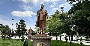 Türkmenistan'da Efsane Yazar Cengiz Aytmatov'un Anıtı Dikildi